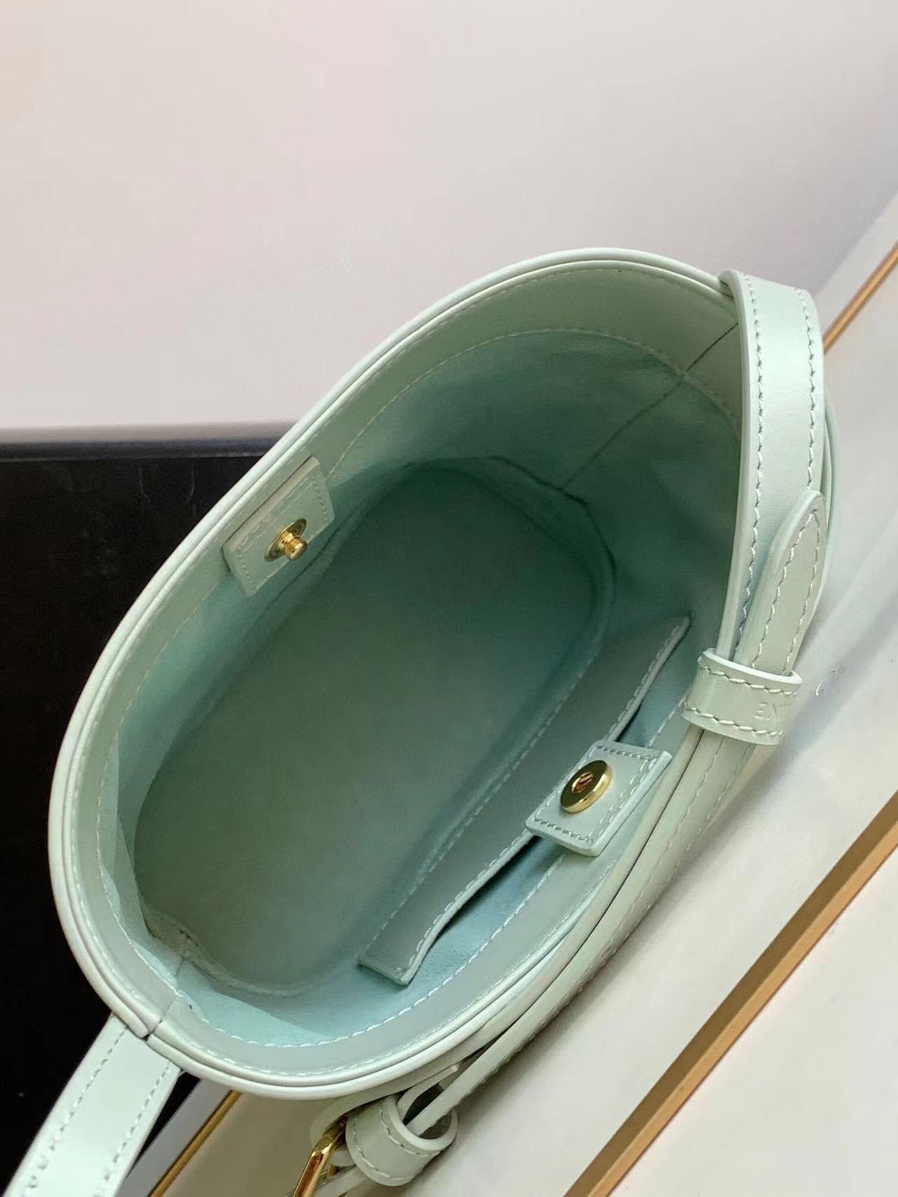 CEL1N_E CUIR TRIOMPHE Mini Smooth Cowhide Bucket Bag Light Green 19.5 X 16 X 7 cm