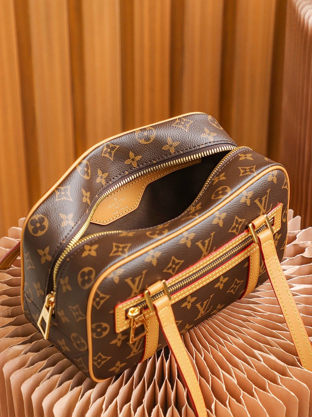 Louis Vuitton CITE New and Used Series #m46321# 26*16*11cm