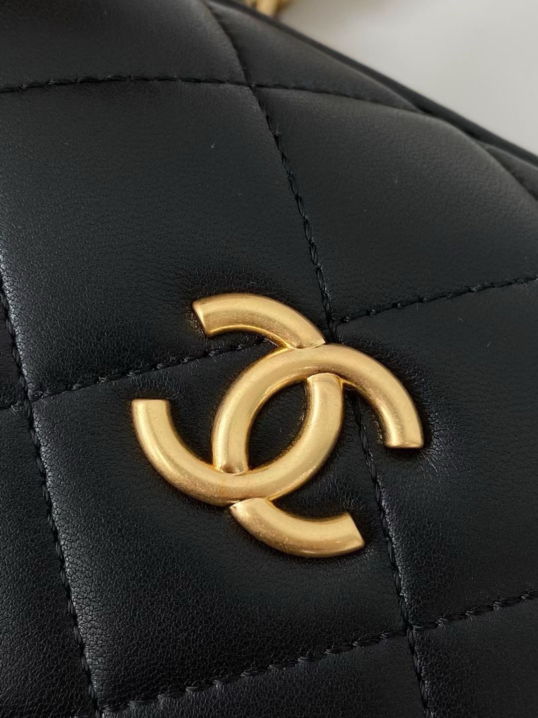 Chanel 22P small round box makeup bag sweetly feel makeup bag AS3066W980