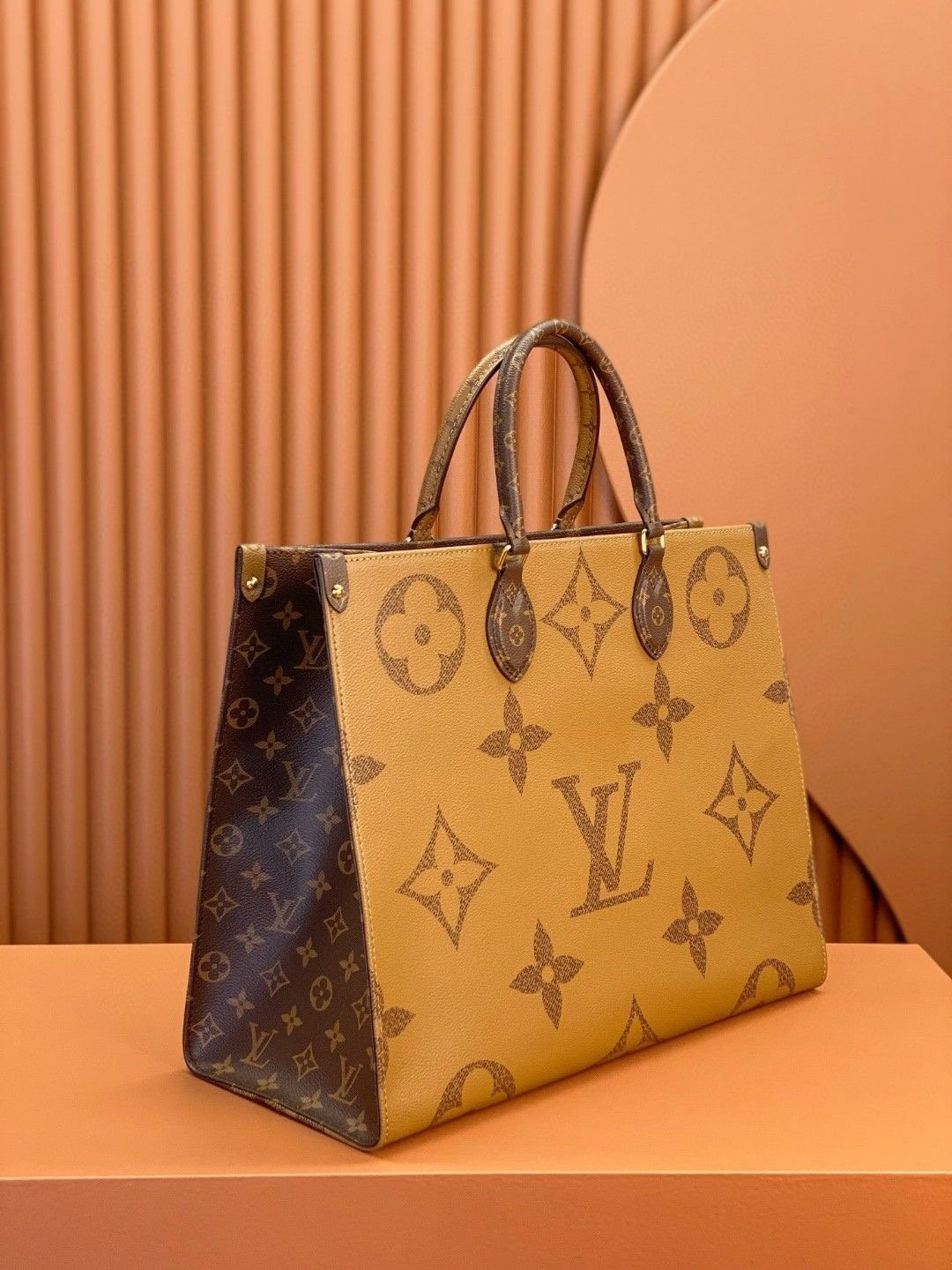 Louis Vuitton onthego handbag in monogram giant canvas m44576