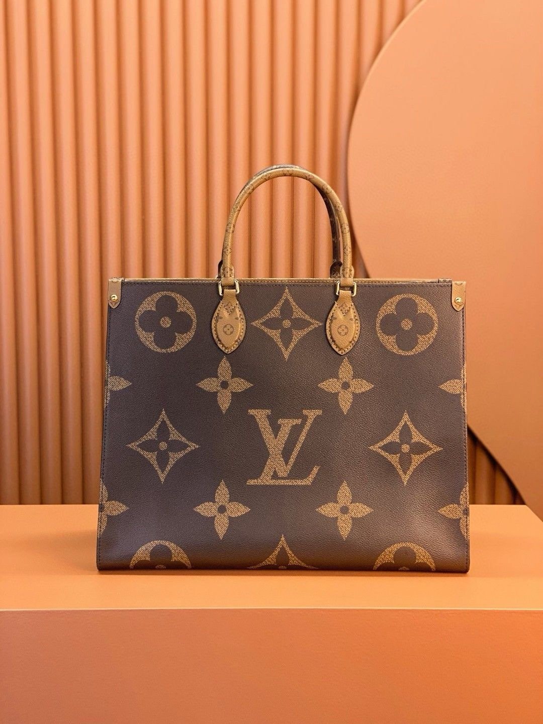 Louis Vuitton onthego handbag in monogram giant canvas m44576
