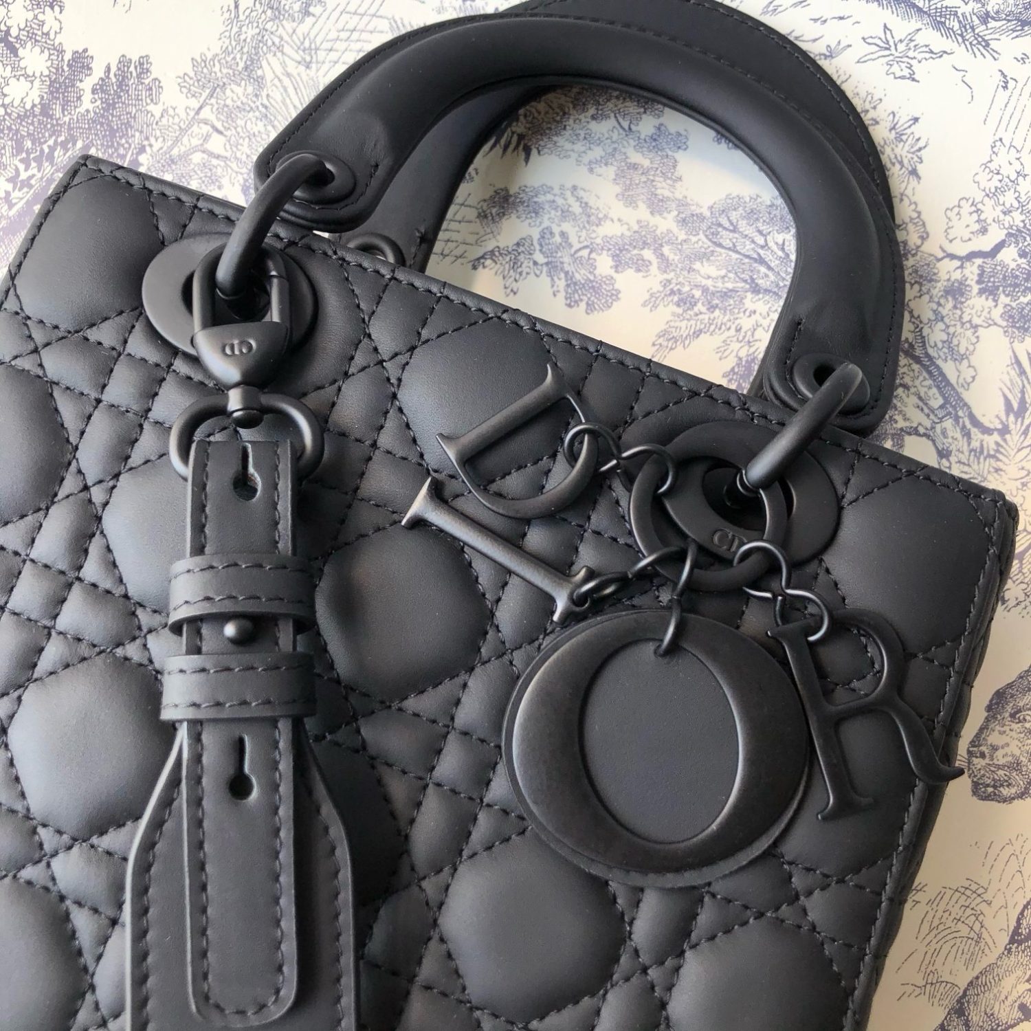 Lady Dior My four-panel matte ox leather can be carried. shoulder and back or crossbody. size: 20 *16.5 * 8