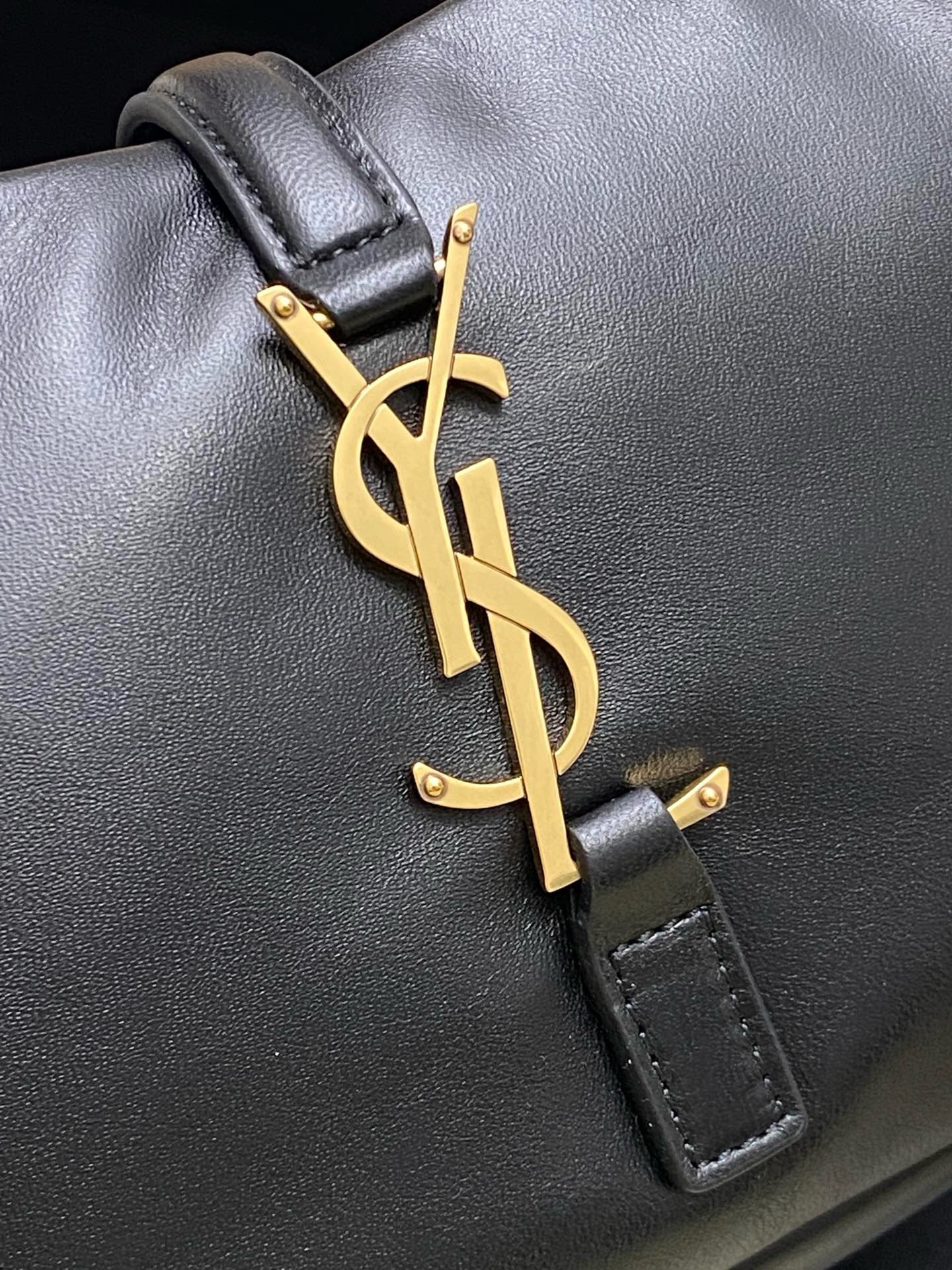 ▪️𝑳𝑬 5 𝐀̀ 7▪️New model. the hottest underarm bag. black sheepskin/antique gold 763419