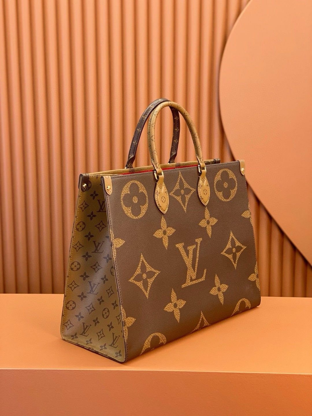 Louis Vuitton onthego handbag in monogram giant canvas m44576