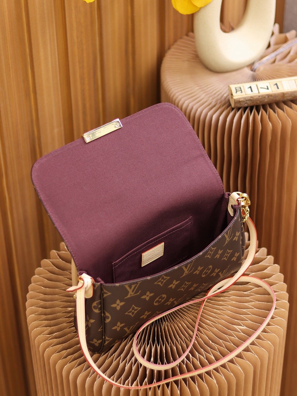 Louis Vuitton FAVORITE series m40718 26*15*4cm